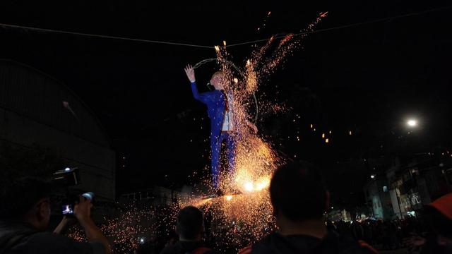 A l'instar de Mexico, des effigies de Trump ont été brûlées à Monterrey et Puebla. [Keystone - EPA/SASHENKA GUTIERREZ]