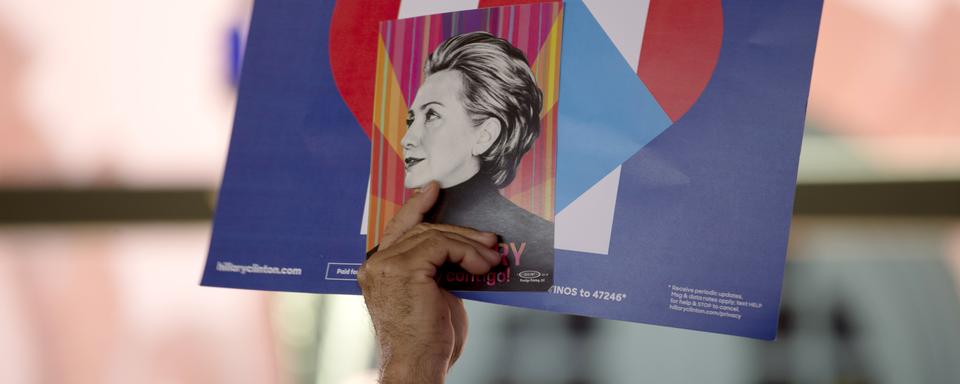 Un partisan d'Hillary Clinton lors d'un meeting de campagne "Latinos pour Hillary". [Darren Abate]