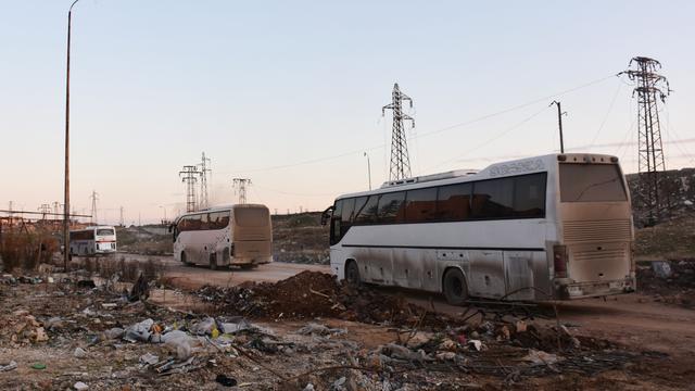 Des bus traversent une zone contrôlée par le régime dans la banlieue d'Aelp, pendant l'opération d'évacuation d'habitants et combattants rebelles d'Alep-Est. [George Ourfalian]