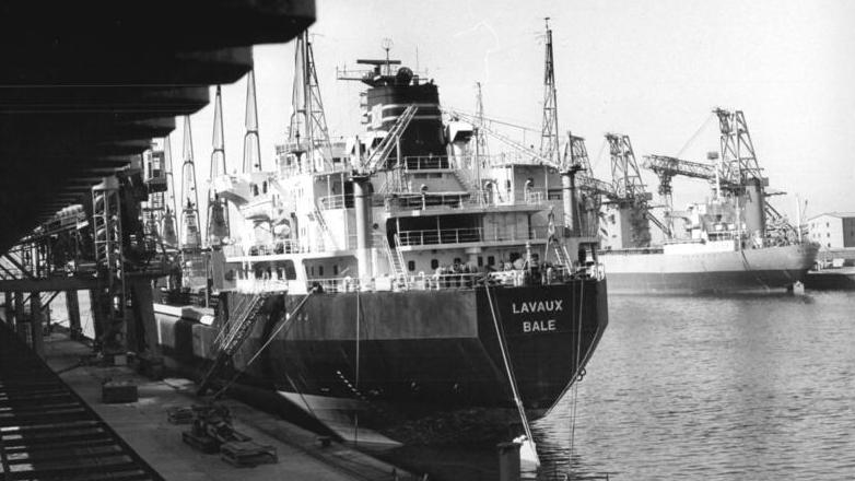Le chimiquier Lavaux, amarré dans le port de Rostock en 1985. [Bundesarchiv - Sindermann Jürgen]
