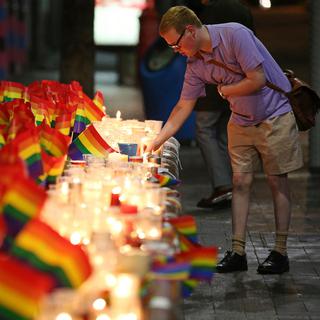 Les hommages aux victimes de la tuerie d'Orlando affluent du monde entier. Ici, un mémorial à Sydney. [AP Photo - Rick Rycroft]