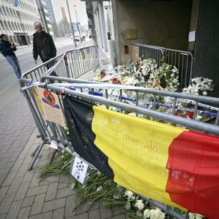 Des hommages aux victimes à l'entrée de la station de métro de Maalbaek. [Olivier Hoslet]