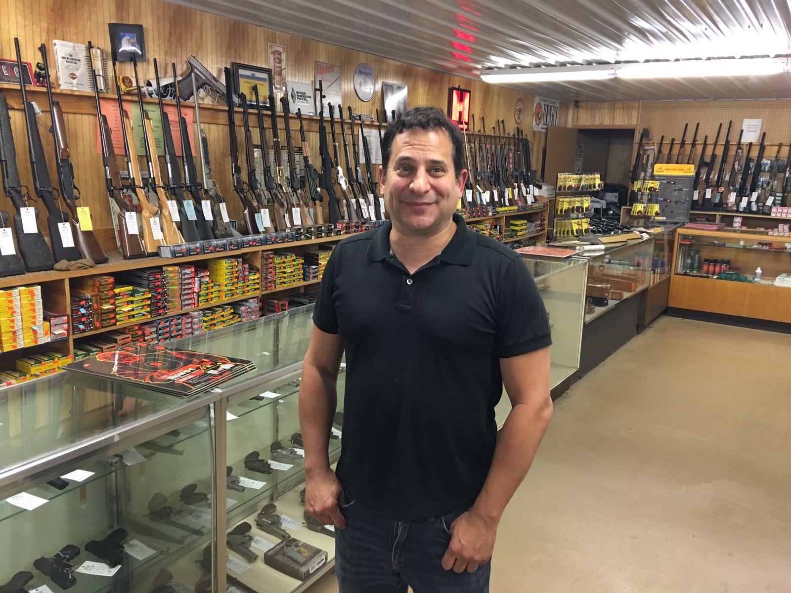 Mark Levine dans le magasin d'armes "Eagle Eye" à Keyser. [RTS - Philippe Revaz]