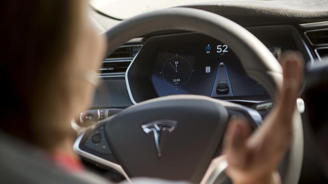 L'intérieur d'une voiture Tesla "Model S" avec le mode pilotage automatique. [Reuters - Beck Diefenbach]