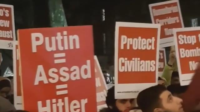 A Londres, ils sont plusieurs centaines à avoir manifesté leur soutien aux habitants d'Alep. [eurovisions]