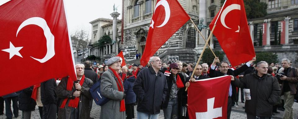 Des résidents et institutions turcs installés en Suisse subissent déjà menaces et intimidations (photo d'illustration). [Keystone - Laurent Gilliéron]