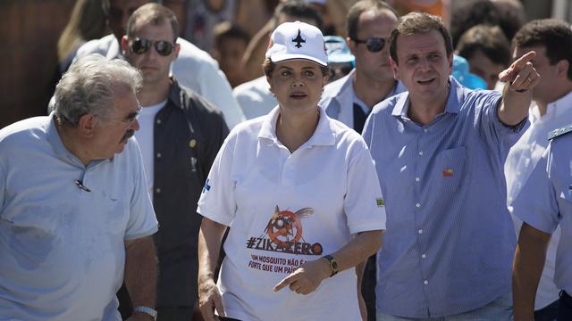 La présidente brésilienne a tenu à participer à la campagne d'éradication du moustique qui transmet le virus Zika, en compagnie du maire de Rio Eduardo Paes (droite). [AP/LEO CORREA]