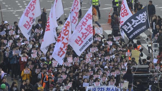 Des milliers de manifestants se rassemblent le 19 novembre 2016 à Séoul pour demander la démission de la présidente Park Geun-Hye. [AFP - Kim Min-Hee]