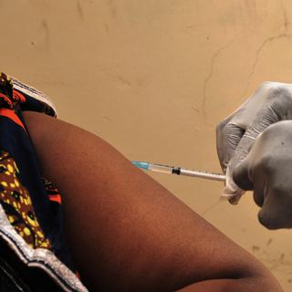 Une femme reçoit une dose du vaccin VSV-EBOV lors des derniers tests menés à Conakry, en Guinée. [AFP - CELLOU BINANI]