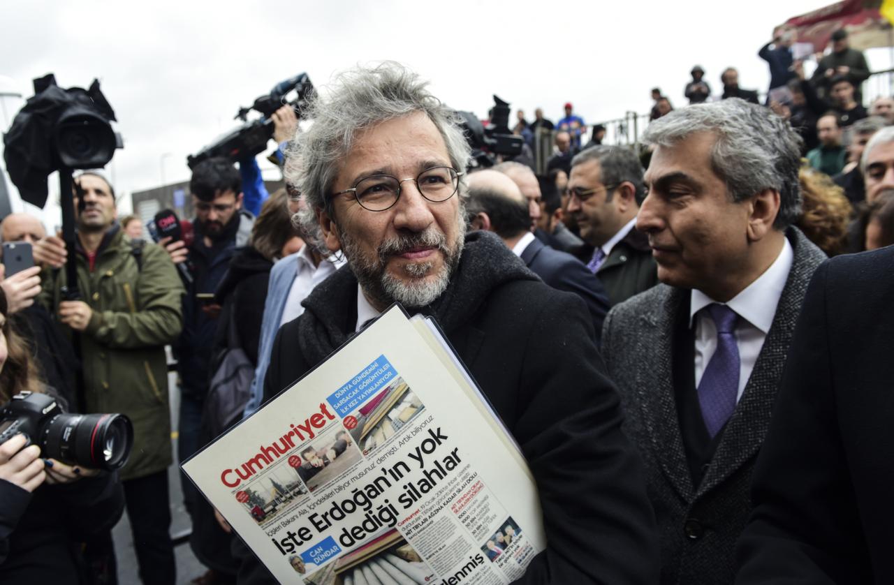 Can Dündar (à gauche), rédacteur en chef de Cumhuriyet, et Erdem Gül (à droite), responsable du bureau d'Ankara. [AFP - BULENT KILIC / AFP]