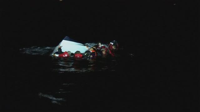 Des migrants s'accrochent à leur bateau qui vient de chavirer