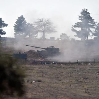 L'artillerie turque bombarde des positions kurdes dans le nord de la Syrie, 15.02.2016. [AP/Keystone - Halit Onur Sandal]