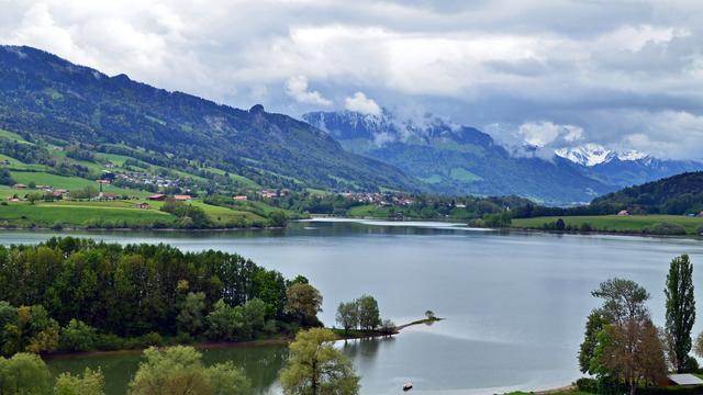 Ciel gris sur le lac de la Gruyère (FR). [Marc Brodard]