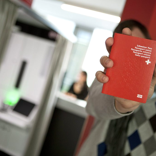 Les demandes de naturalisation seraient en forte augmentation en Suisse. [Keystone - Anthony Anex]