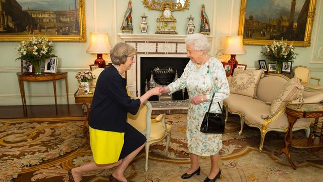 La reine Elizabeth II a nommé officiellement Theresa May comme nouvelle Première ministre britannique. [Keystone - Dominic Lipinski]