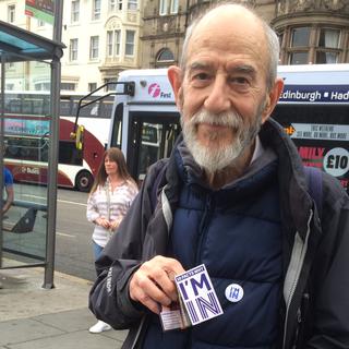 Alarmé par la montée des intentions de vote pour le Brexit, Rod, retraité d'Edimbourg, s'est mis à distribuer des tracts pour le camp du "In". [RTS - Alexandre Habay]
