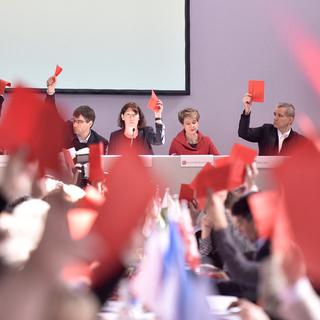 Votes à mains levées lors de l'assemblée des délégués du Parti socialiste suisse, dans l'usine électrique de La Chaux-de-Fonds, samedi 16 Avril 2016.