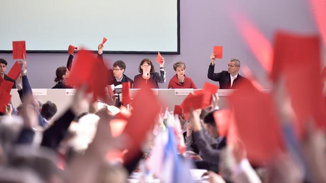 Votes à mains levées lors de l'assemblée des délégués du Parti socialiste suisse, dans l'usine électrique de La Chaux-de-Fonds, samedi 16 Avril 2016.