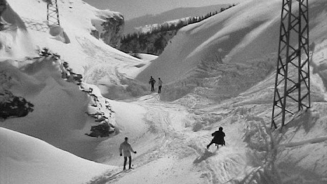 Les joies de la neige sur les pistes de Montana en 1967. [RTS]