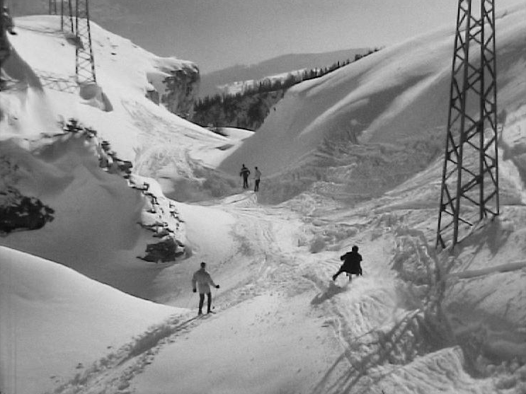 Les joies de la neige sur les pistes de Montana en 1967. [RTS]