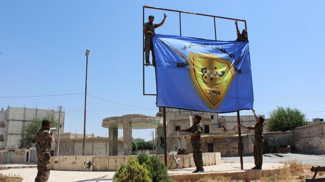 Les Forces démocratiques syriennes hissent leur drapeau sur la ville de Manbij. [ANHA]