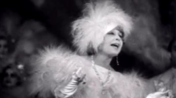 Mistinguett aux Folies-Bergères en 1935. [RTS]