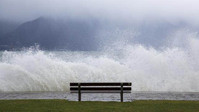 Le vent a soufflé très fort en Suisse, notamment sur le lac Léman. [KEYSTONE - CYRIL ZINGARO]