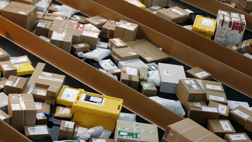La Poste suisse a acheminé en 2015 quelque 2,5 millions de paquets en provenance de Chine. [Keystone - Martin Rütschi]