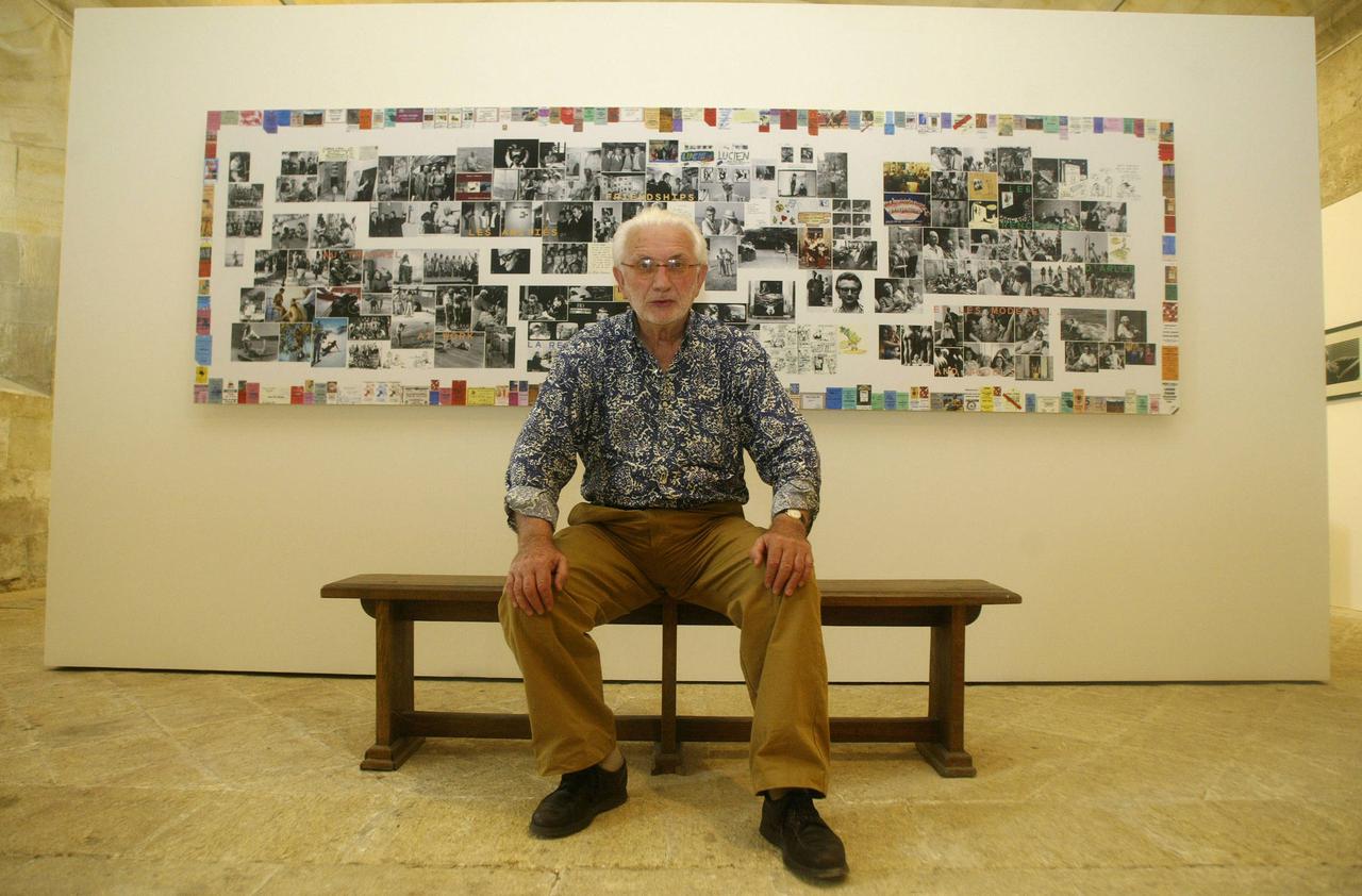 Le photographe français Lucien Clergue pose devant un collage représentant toute sa carrière, le 06 juillet 2004 a l'Abbaye de Montmajour à Arles. [AFP - Dominique Faget]