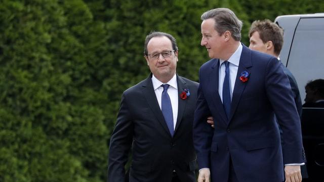 François Hollande a rencontré David Cameron en marge de la cérémonie. [EPA REUTERS POOL - Philippe Wojazer]