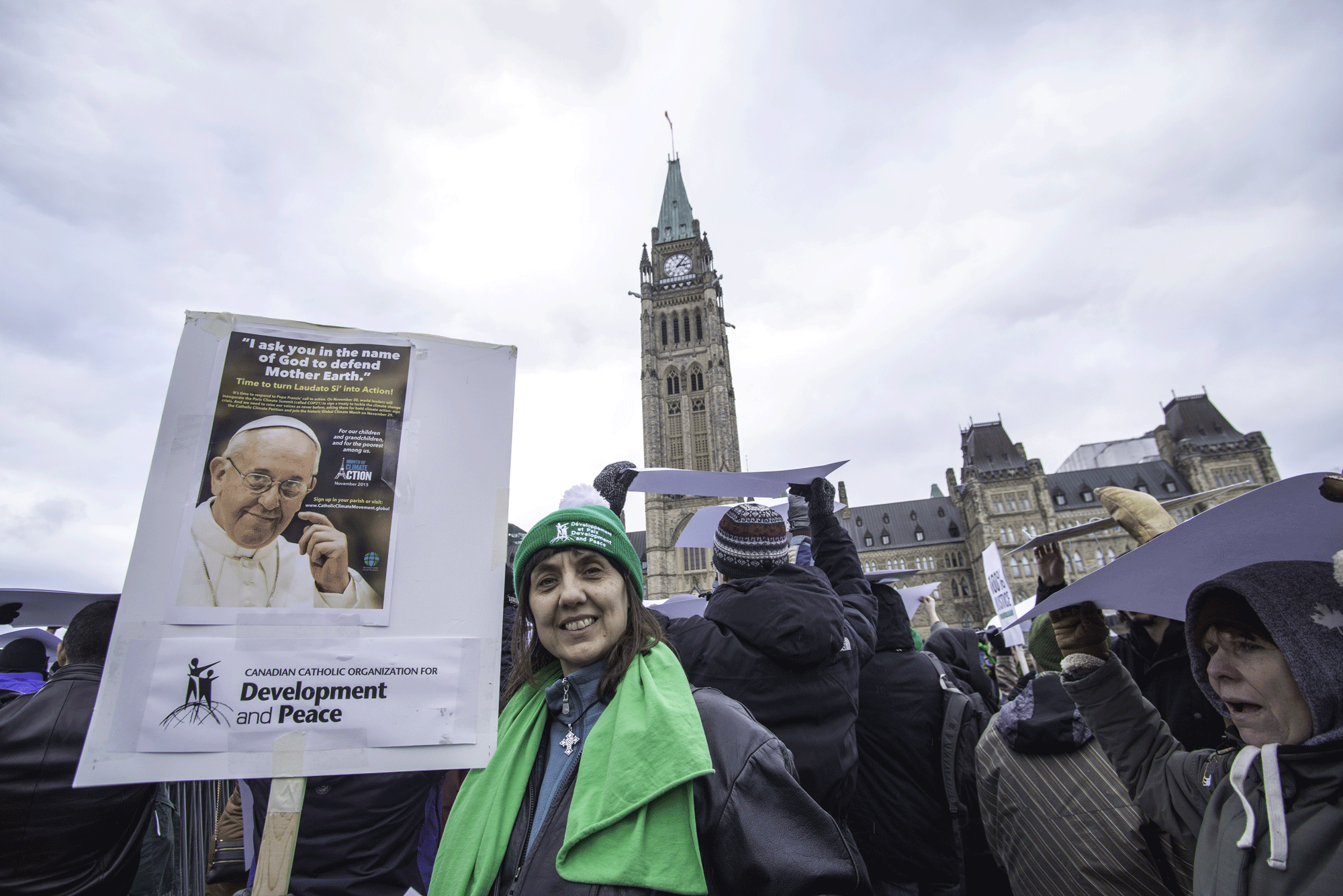 Marche pour le climat en vue de la COP21, Ottawa, le 29 novembre 2015 où des associations se réfèrent à l'encyclique du Pape François. (Ici la Canadian catholic organization for Development and Peace). [cc-by-sa - Michael Swan]