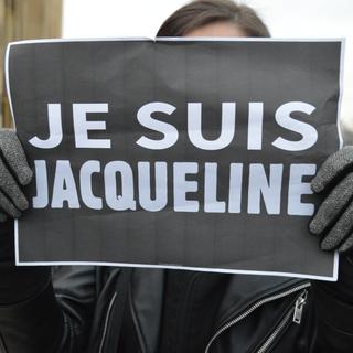 Une personne manifeste en faveur de la libération de Jacqueline Sauvage à Paris. [Citizenside/AFP - Alpha CIT]