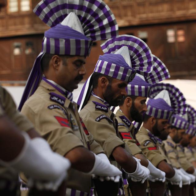 Mercredi 13 juillet: des policiers indiens lors de la commémoration du jour des martyrs à Srinagar, la capitale du Cachemire indien. [EPA/Keystone - Farooq Khan]