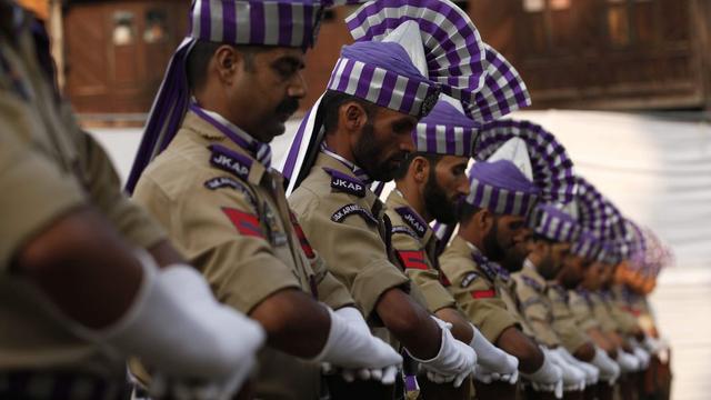 Mercredi 13 juillet: des policiers indiens lors de la commémoration du jour des martyrs à Srinagar, la capitale du Cachemire indien. [EPA/Keystone - Farooq Khan]