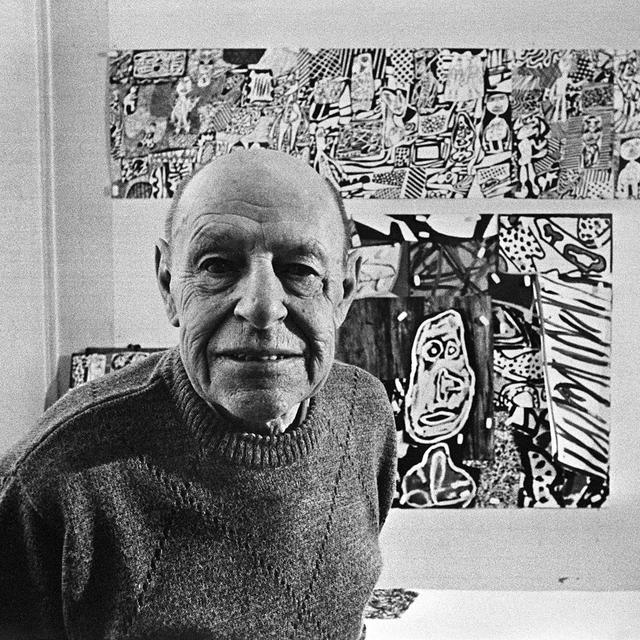 Le peintre et sculpteur Jean Dubuffet montre quelques-unes de ses oeuvres dans son atelier de Paris, en 1976. [AFP]