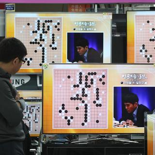 Les télévisions asiatiques ont retransmis en direct la partie de go opposant Lee Sedol à l'ordinateur AlphaGo. [Ahn Young-joon]