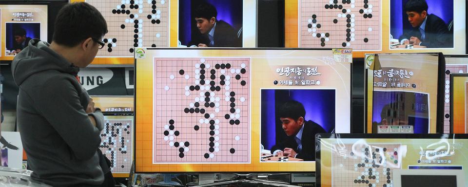 Les télévisions asiatiques ont retransmis en direct la partie de go opposant Lee Sedol à l'ordinateur AlphaGo. [Ahn Young-joon]