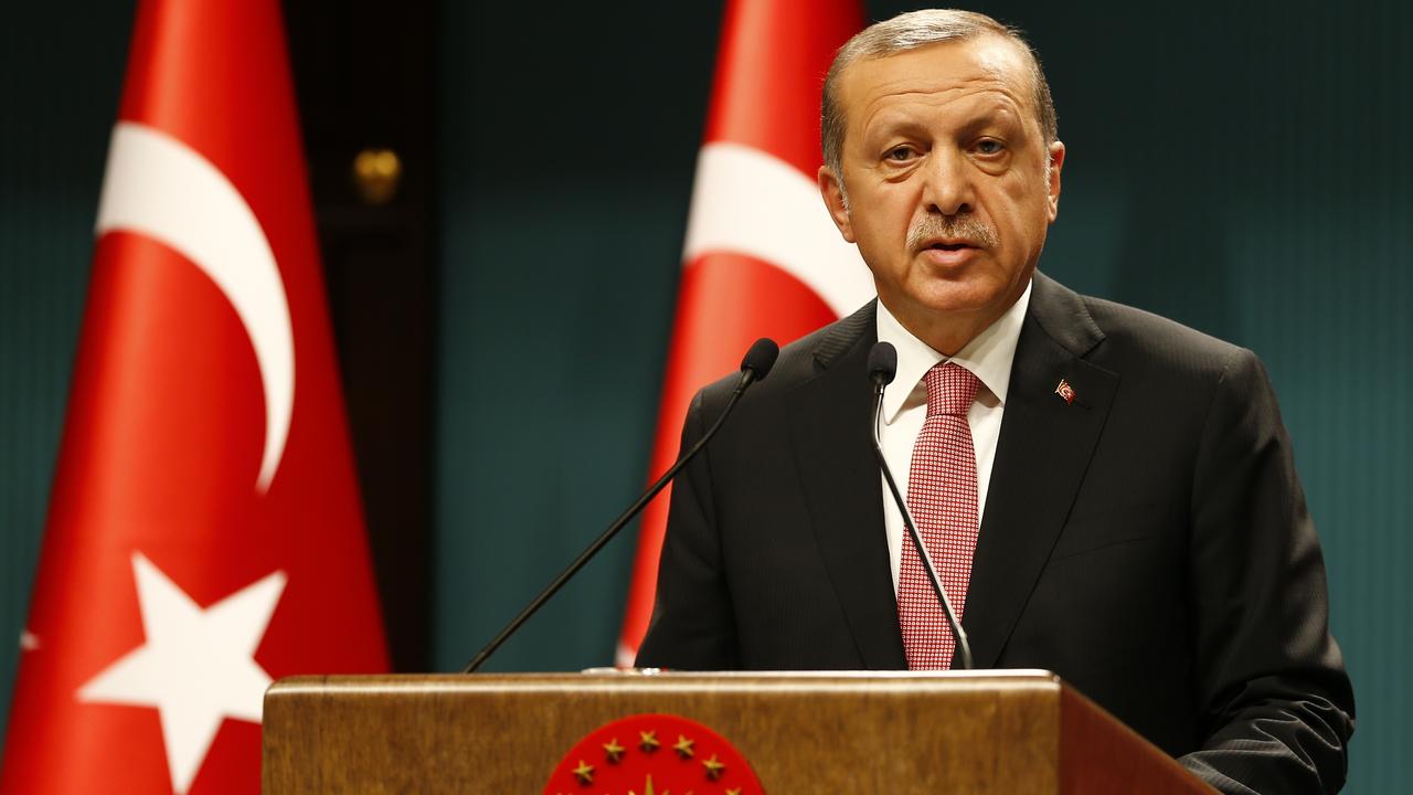 Le président turc lors de la conférence de presse à la sortie du Conseil de sécurité nationale.