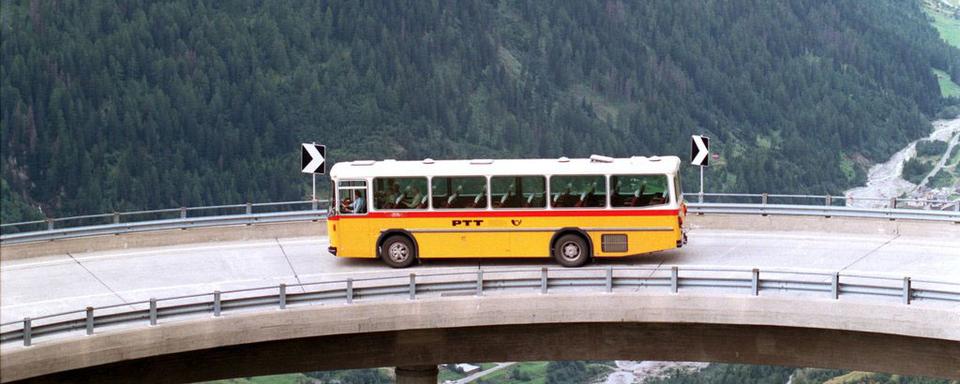 Car postal sur la route du Gothard. [Karl Mathis]