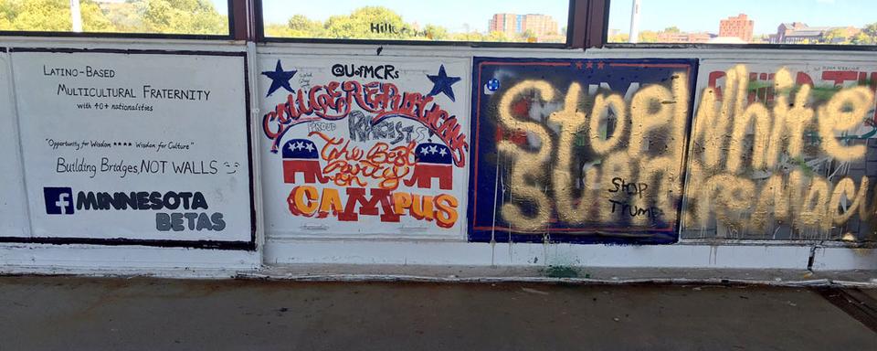 A l'Université du Minnesota tout le monde parlait du panneau des "College Republicans" vandalisé. [RTS - Jordan Davis]