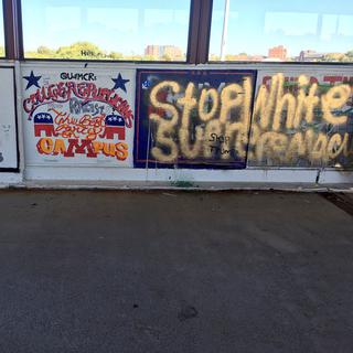 A l'Université du Minnesota tout le monde parlait du panneau des "College Republicans" vandalisé. [RTS - Jordan Davis]