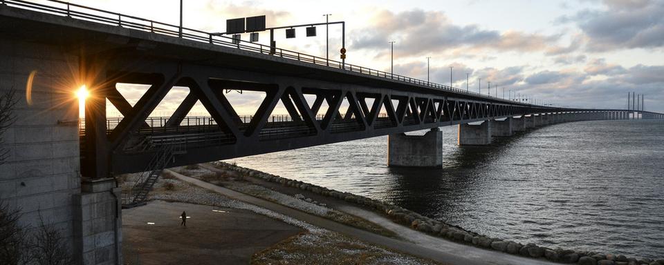 Le pont de l'Öresund, au-dessus du détroit entre la mer du Nord et la mer Baltique, relie la Suède au Danemark. [Keystone - Johan Nilsson]