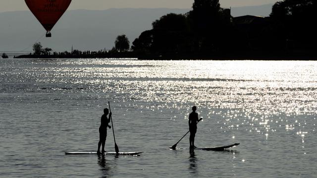 Deux adeptes du paddle sur le lac Léman aux abords de Montreux. [Keystone - Laurent Gilliéron]