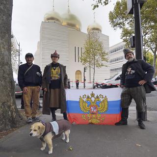Des partisans pro-russes posent devant le nouveau "Centre culturel et spirituel orthodoxe" à Paris. [AFP - Eric Feferberg]