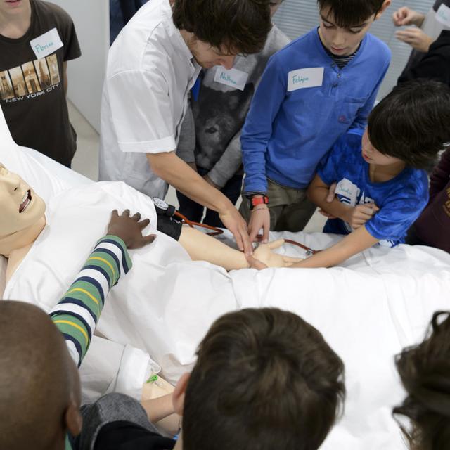 Des enfants participent à un atelier lors de la journée Oser tous les métiers. [Keystone - Laurent Gillieron]