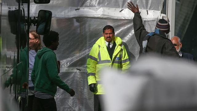 Des mineurs en provenance de Calais débarquent à Londres, 24.10.2016. [AFP - Daniel Leal-Olivas]