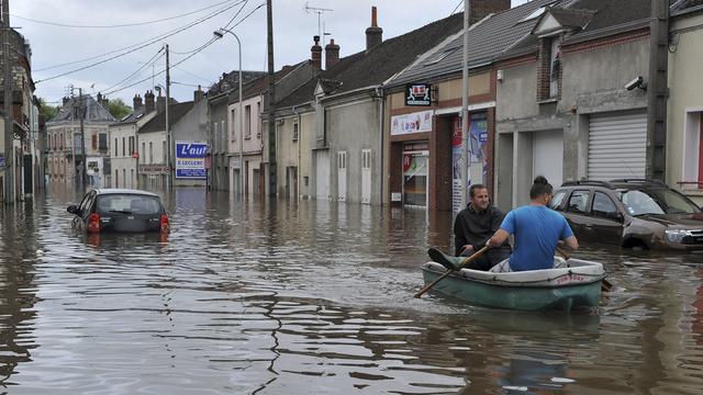 Des habitants de Montargis, au sud de Paris, circulent dans les rues de la ville en barque.