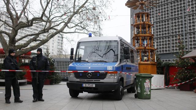 Des policiers en faction au pied de l'église du Souvenir, près du marché de Noël où s'est déroulé l'attentat du 19 décembre. [Reuters - Hannibal Hanschke]