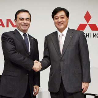 Carlos Ghosn le PDG de Nissan et Osamu Masuko président de Mitsubishi Motors, lors d'une conférence de presse conjointe à Tokyo, le 14 Décembre 2010. [AFP - JIJI Press]