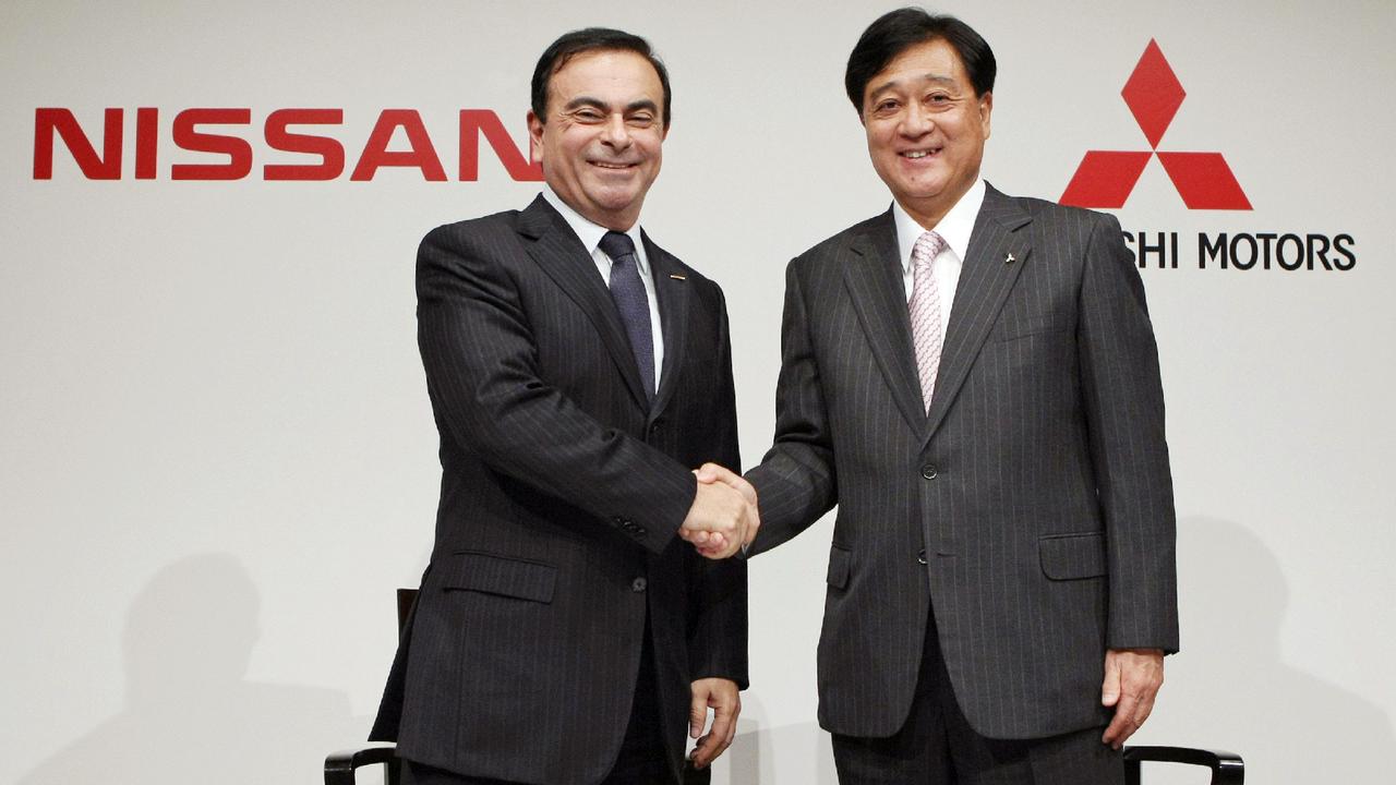 Carlos Ghosn le PDG de Nissan et Osamu Masuko président de Mitsubishi Motors, lors d'une conférence de presse conjointe à Tokyo, le 14 Décembre 2010. [AFP - JIJI Press]